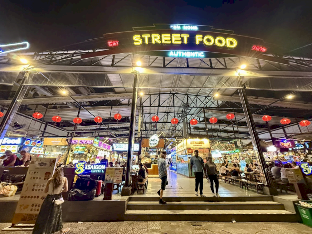 這個市場在充滿活力的露天空間中融合了越南美食和國際街頭美食的精華